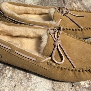UGG  Women’s Tan Suede Loafer Slippers size 10!